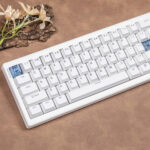 Kompletná 60% mechanická klávesnica s Tri-Mode pripojením a RGB podsvietením